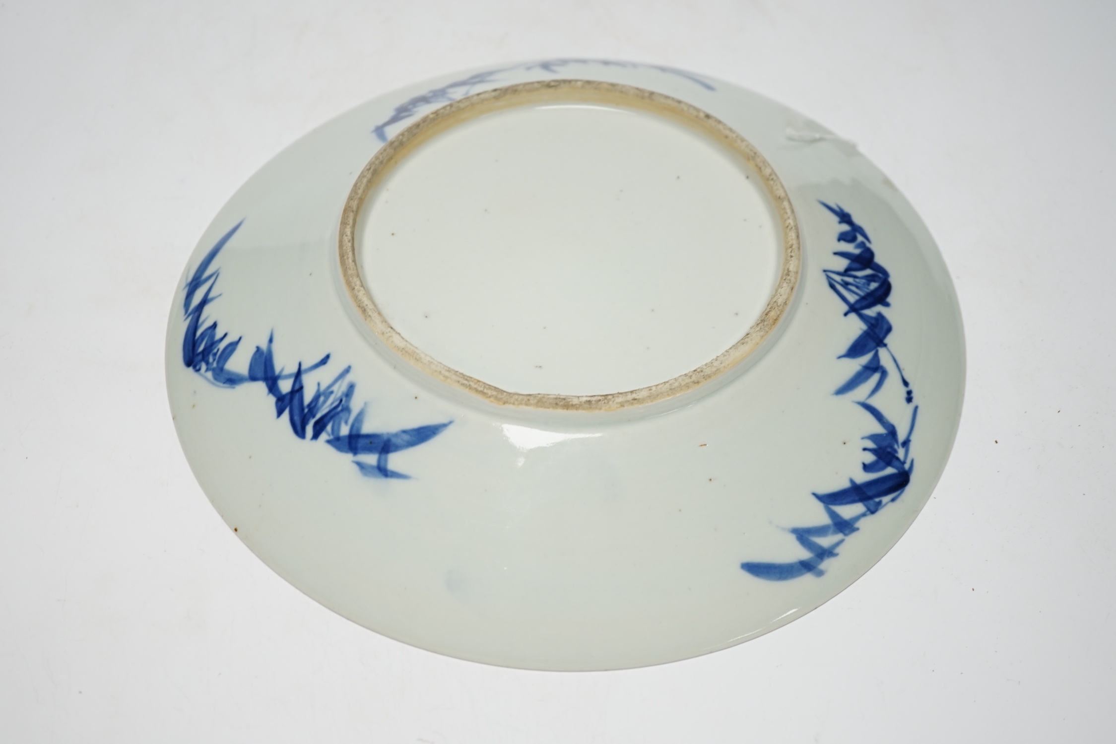 A 19th century Chinese blue and white ‘Hundred Antiques’ dish, with fish to the border, 30cm in diameter